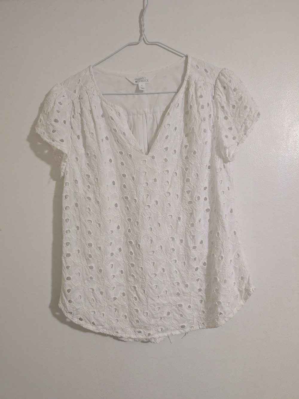 Market & Spruce White Floral Eyelet V-Neck Short Sleeve Top Size Small
